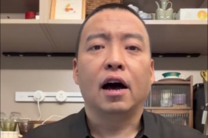 解说:不管是在语言还是身体方面 杨瀚森都在一点点地进步