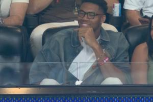 笑得憨憨的!NBA球星字母哥现场观看世界杯半决赛英阿大战