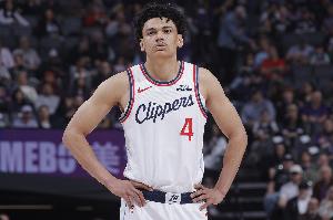 挑大梁!二年级科比·桑德斯半场11中6砍并列最高16分 三分4中2