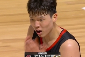 稳住!杨瀚森卡位被吹进攻犯规 防守端再送对手迎面大帽