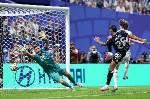 英格兰1-0领先阿根廷!戈登后点包抄破门,罗杰斯送助攻