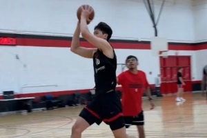 杨瀚森今日训练 胯下运球结合跳步突破流畅自如