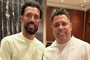 沃齐尼亚与外星人罗纳尔多合影,大罗戏称:本想攻破你把守的球门