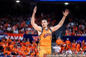 媒体人:如果不是去NBA 其实洛夫顿最好的下家还是上海久事男篮