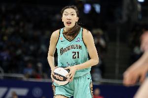 中国德比!飞翼加时负自由人 李月汝4中3拿7分 韩旭2中1得2分2板