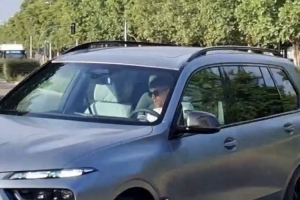 记者:巴尔韦德已经回到皇马基地,准备参加球队季前训练
