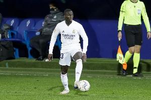 马卡:皇马后卫门迪首次进行跑步训练 球员暂不考虑离队