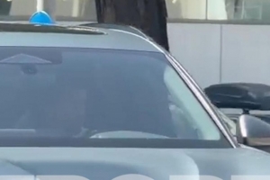 每体:阿德耶米离开巴萨体育城,回酒店换正装,然后去办公室签约