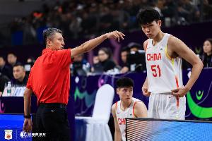 解说:国家队现在让杨瀚森高位做轴已来不及了 多打打挡拆吧
