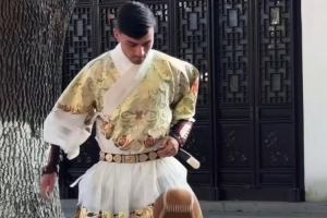 佩德里社媒晒玩蹴鞠视频:我这技术放在古代,什么水平?