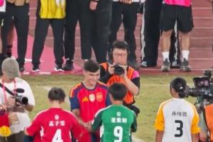 佩德里现身青少年校园足球总决赛,与球员踢互动对抗赛、送球衣