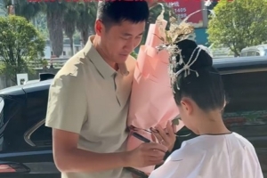 马宁现身“村超”解说席观赛:感受到了热情,这是最纯粹的足球