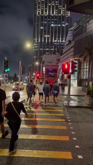 最高罚款2000港元!球迷中国香港街头偶遇,福登等曼城4将闯红灯