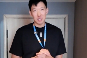 周琦晒视频:琦实有点挤 2米16的人,住酒店是什么体验?