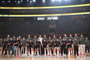 解说晒粤BA大合照:名宿阵容加纯正现役后卫徐杰 世界前八没问题