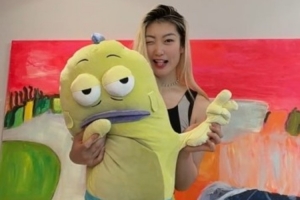 这次是嘻哈搞怪风!女篮球员李梦社媒晒手势舞视频