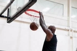 还有油!训练师晒近期训练照合集:詹姆斯双手扣篮 韦德背身单打