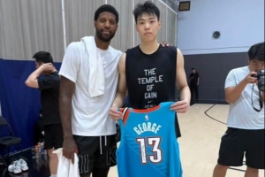 干货满满!乔治对北控男篮球员江林俊进行了一对一的指导