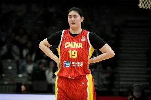 媒体人:张子宇越来越会利用身高优势 在场上是个正向发挥的球员