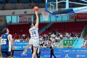 山东晒对阵澳大利亚凯西骑士的视频:训千次不如战一场 以赛代练