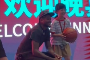 没架子!杰伦·格林出席晚宴给球迷签名&合影 贴心蹲下配合小球迷