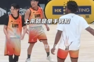 爆炸头版本!小卡中国行与小朋友打成一片 空篮不进节目效果拉满