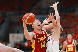记者:王俊杰最近确实挺挣扎 护筐、突破、三分都没做好