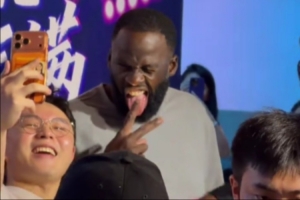 很随和!追梦在欢迎晚宴与球迷合影 吐舌扮鬼脸毫无架子