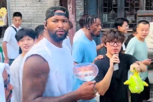 考辛斯现身淄博当地古街!一路闲逛 百余名球迷簇拥跟随!