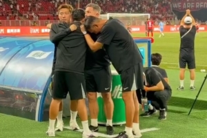 紧张!辽宁铁人官方晒视频:邦本宜裕主罚点球时教练团队不敢看