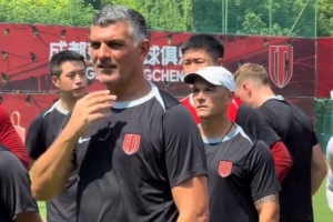 阿洛伊西与球迷交流:赛季目标就是夺冠,我们还在正确的道路上