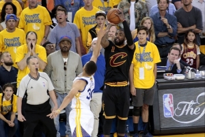 美媒:欧文可能是NBA唯一能在任何夜晚和库里正面对飙的控卫