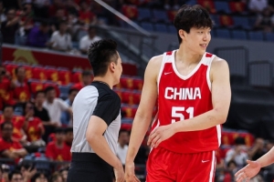 解说:中国男篮需要做的是坚持围绕杨瀚森展开进攻 打现代篮球