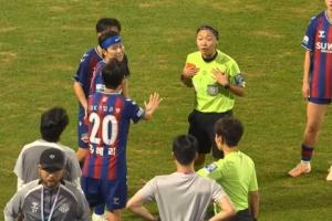 池笑然称遭女主裁言语性骚扰:她吐槽我太敏感了,一定是来例假了