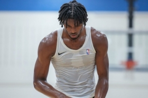肌肉线条炸裂!独行侠官方晒9号秀小莫雷兹·约翰逊训练照