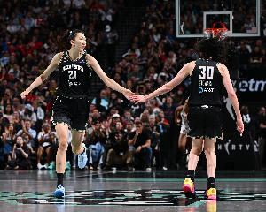 斯图尔特盛赞韩旭:在进攻端予取予求 她正积极备战女篮世界杯