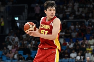 媒体人:杨瀚森关键时刻挺身而出 大心脏表现