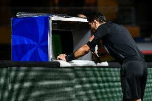 足球报:明年中超将普及裁判现场播报,力争引进半自动越位技术