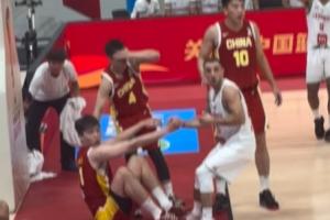场边球迷把赵继伟砸懵了!多名安保一拥而上把该球迷架走