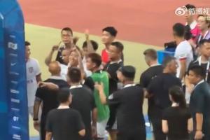 啥意思?韦世豪赛后与河南球迷对峙,双手比了一个圆的手势
