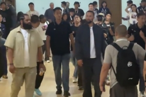 库里来到清华附中 热情粉丝:Long Time No See