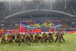 苏超:泰州队“抢8”生死战,球迷打出“一战凌云”Tifo激励球队
