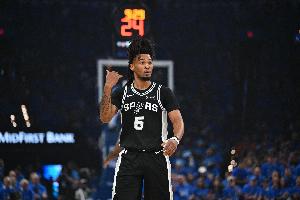 GQ:卡斯尔24年拒绝试训老鹰 不想在特雷·杨身边主打无球