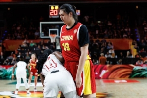 WNBA状元中锋不解 张子宇为何要将球传出去?
