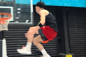 这也很不容易啊!扣篮王陈登星面对285cm矮筐完成双胯下换手扣篮