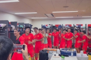 U23国足助教于大宝晒更衣室跳舞视频:亚运最后一场,来个视频吧
