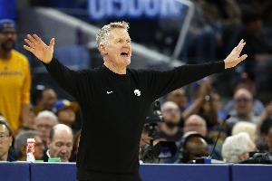 科尔:勇士首节打得不错 但第二节愚蠢的失误差点毁掉了比赛