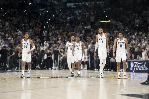 不在一个层级!马刺首节内外开花轰下42分 领先国王24分之多!
