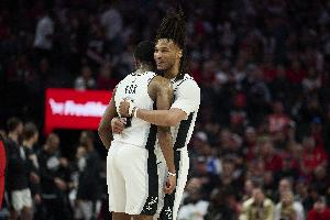 攻传俱佳!福克斯9中5&4罚4中砍下16+6 卡斯尔9中6砍下13+5+5