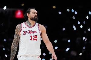 Lowe:亚当斯在场时前场篮板率高达46% 能以一己之力摧毁对手内线